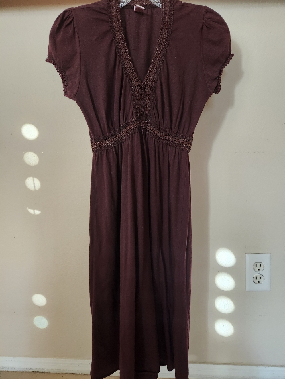 Yemee Burgundy V-Neck Short Sleeve Midi Dress Stretch Lace Urban Outifitters